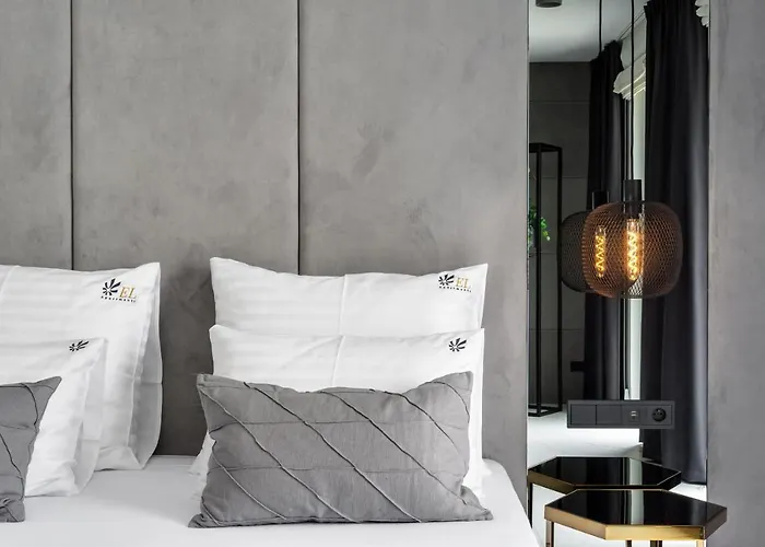 El - Golden Palace *